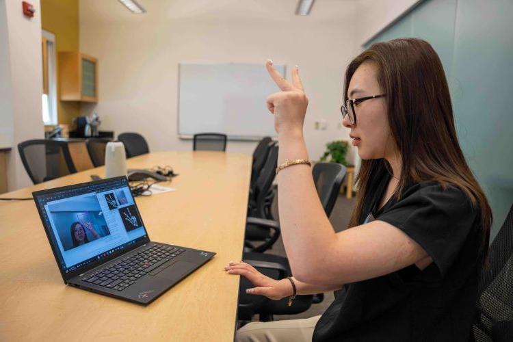 Khanh Linh Nguyen ’25 practicing American Sign Language.